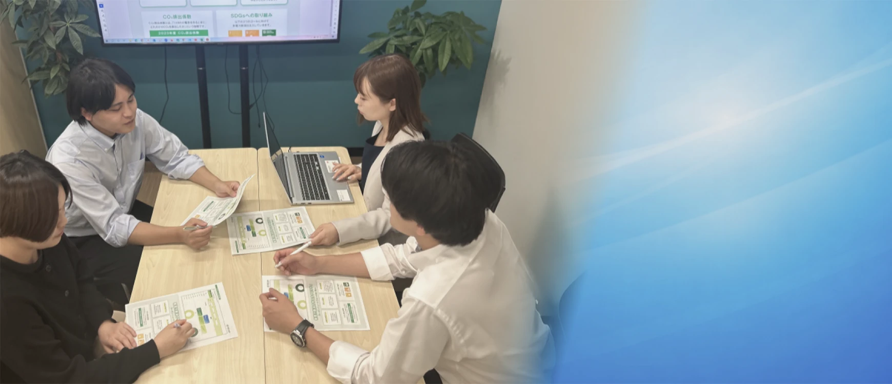 Sailar Energy株式会社の社員打合せ風景