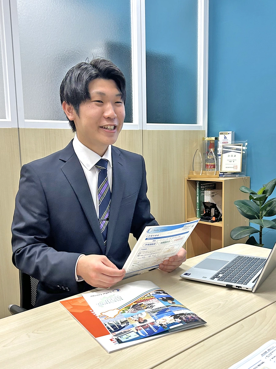 お客様に提案をするエネルギー事業部の若手男性社員